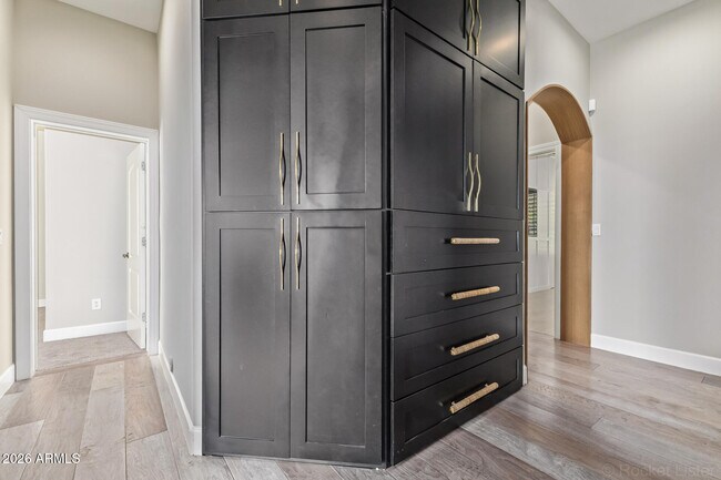 Building Photo - 326 W Loma Ln