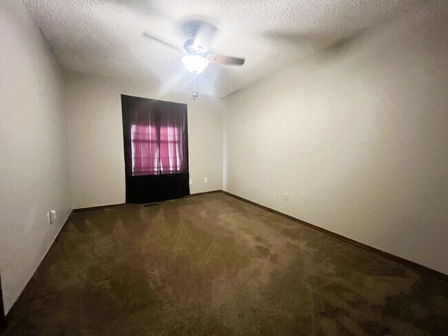 Building Photo - Norman. 3 bed, 2bath, 2 car garage with storm shelter