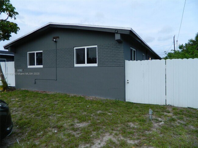 Building Photo - 2620 NW 18th Terrace