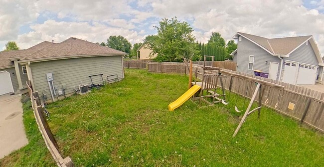 Building Photo - Fenced In Yard + Patio + Pet Friendly + St...