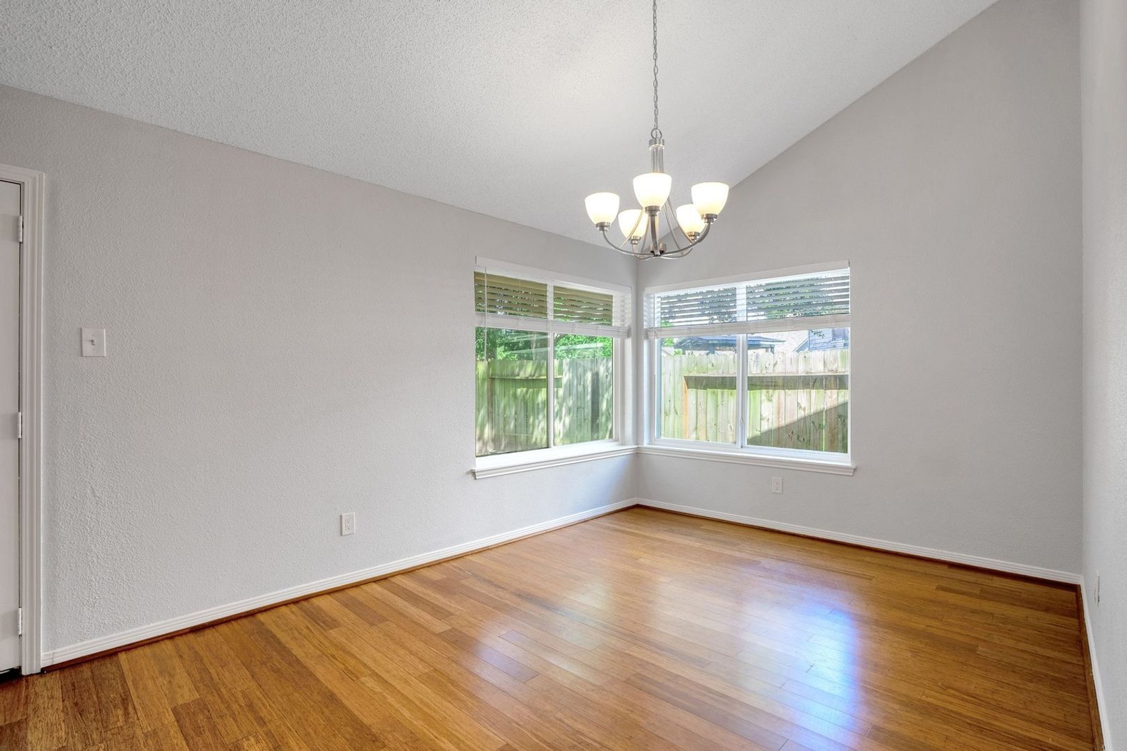 Building Photo - 9831 Meadow Bend Ln