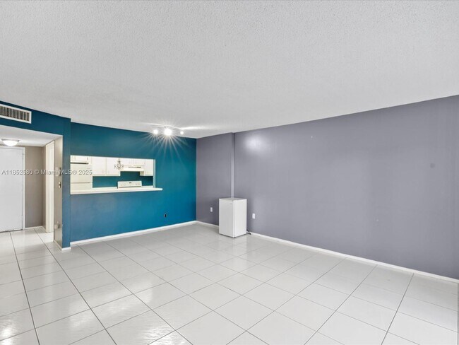 Building Photo - 4172 Inverrary Dr
