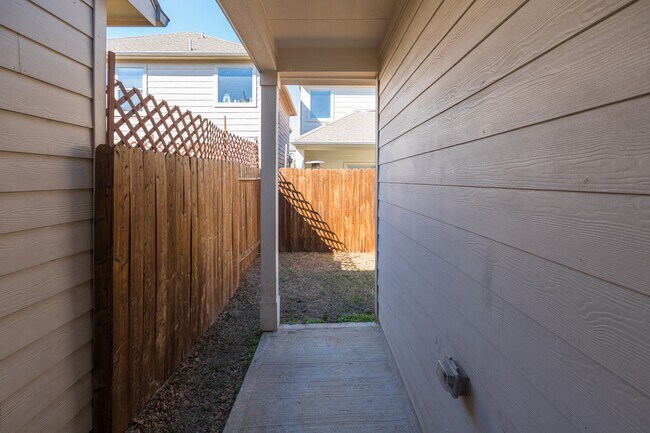 Building Photo - 13527 Vista De Oro St