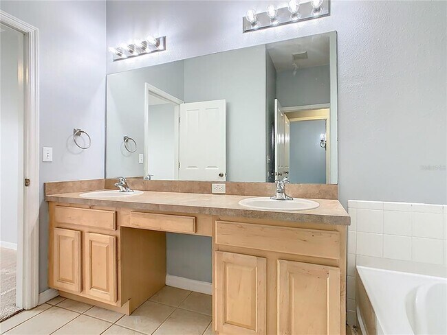 Building Photo - 2051 Winterset Dr