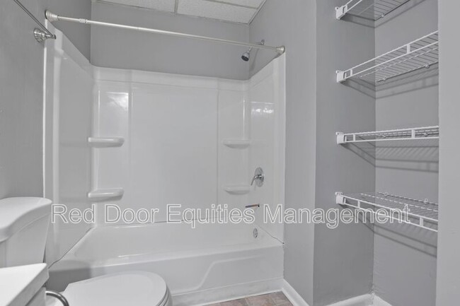 Building Photo - 123 Walnut St