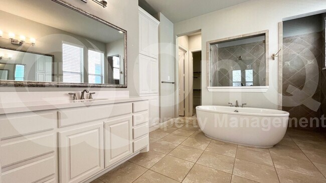 Building Photo - 7005 Golf Club Dr