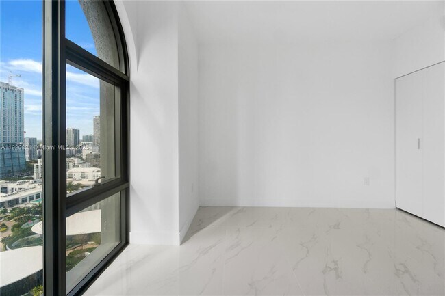 Building Photo - 700 NE 24th St