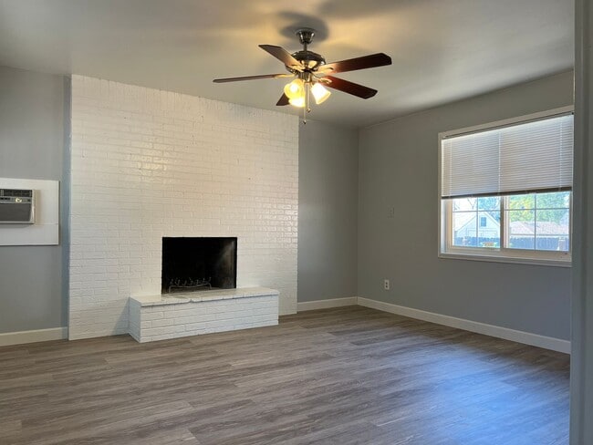 Building Photo - 137 Sumac Dr