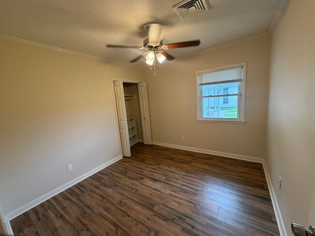 Building Photo - 604 Melanie Ave