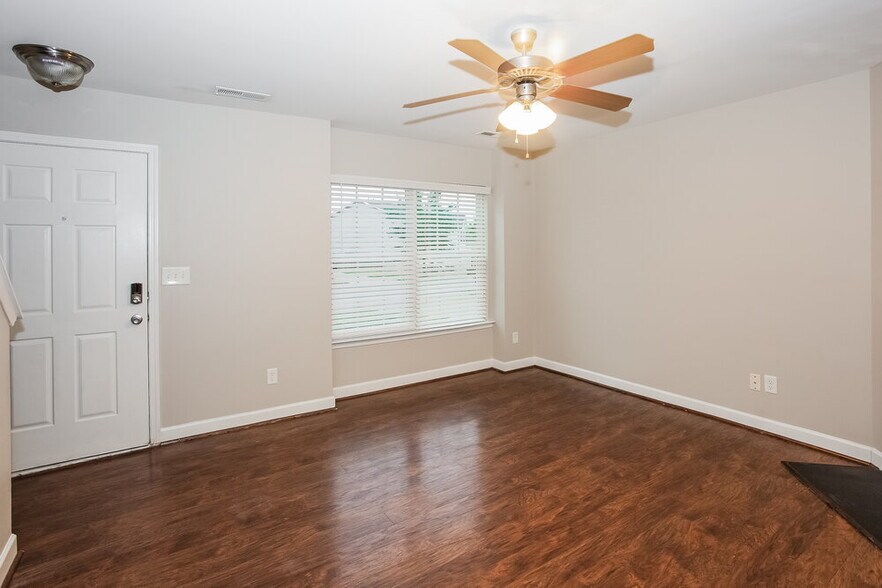 Building Photo - 4198 Broadstairs Dr SW