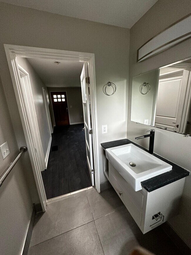 Building Photo - 327 N Clarendon Ave