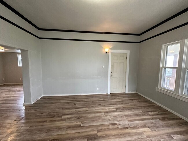 Building Photo - 1010 E 8th St