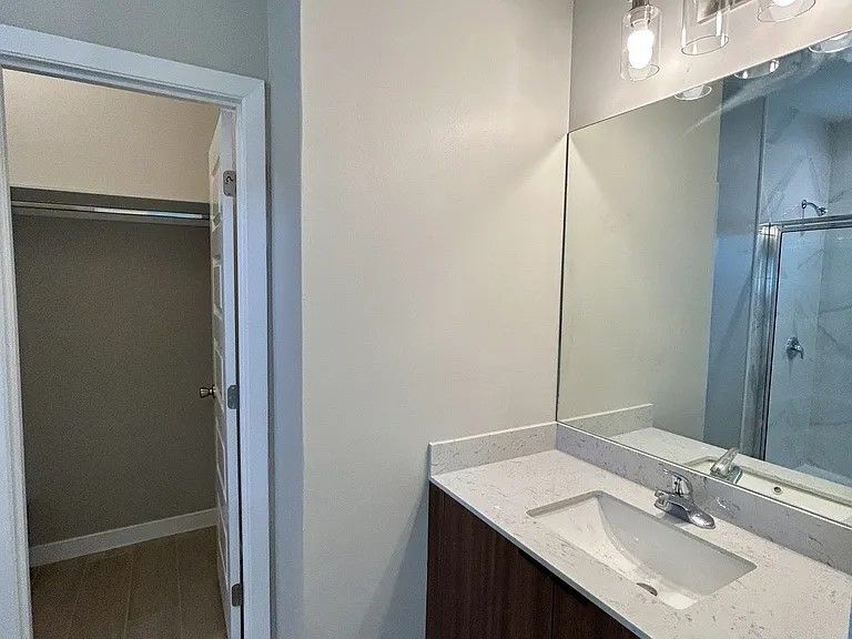 Building Photo - 705 Deanne Dr