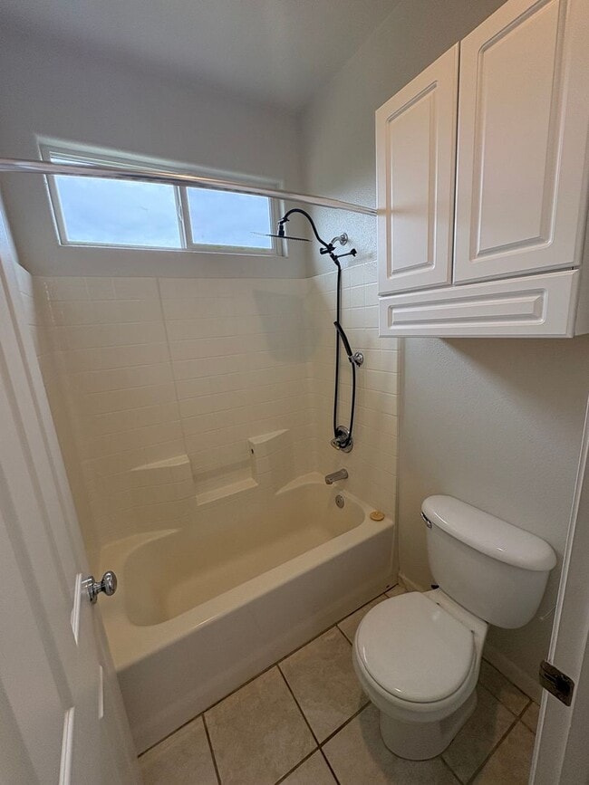 Building Photo - Spacious NW Visalia home Near Shopping Center Available Now!