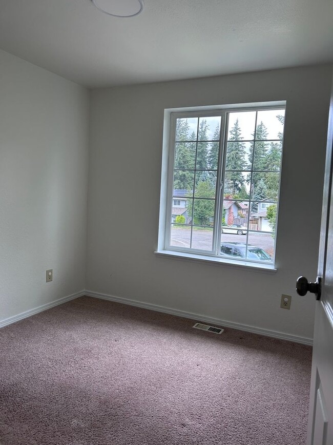 Building Photo - Beautifully Updated Fairwood Cul-de-Sac Home – Fresh Paint Throughout!