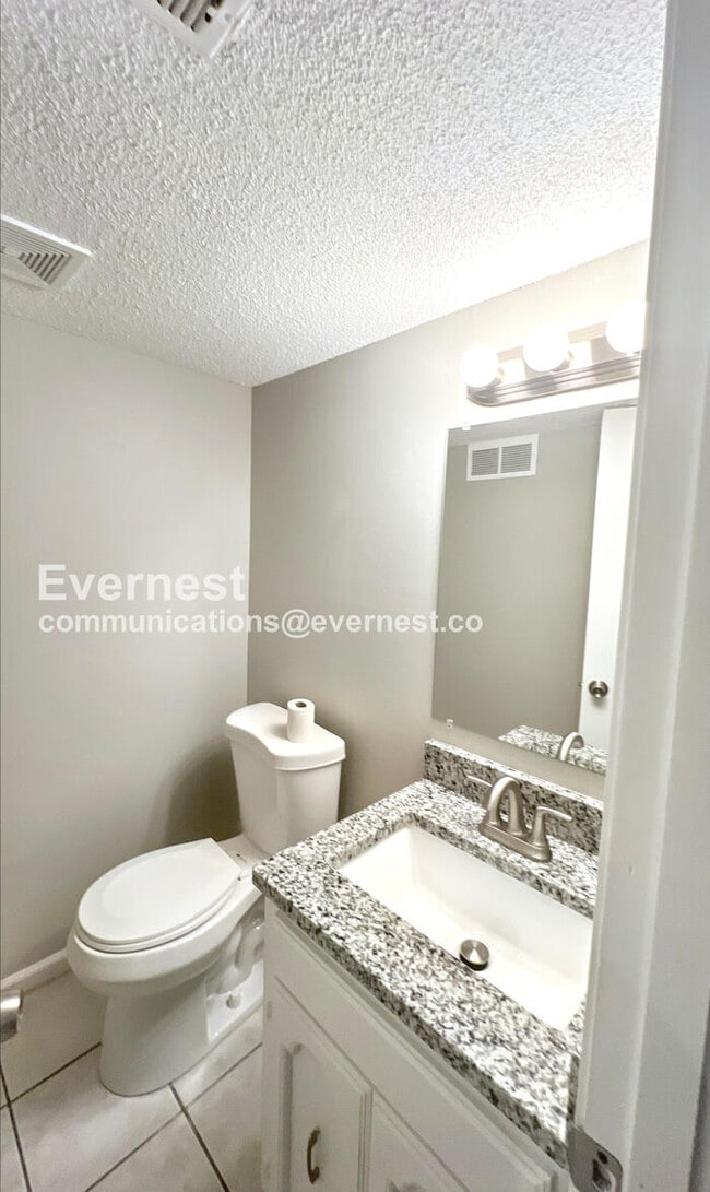 Building Photo - 7936 N Forest Ave