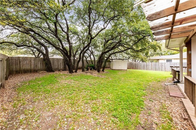 Building Photo - 1018 Balanced Rock Pl