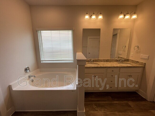 Building Photo - 1367 Sea Grv Ct