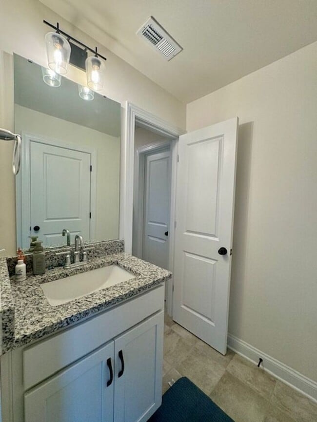 Building Photo - 5BR/4BA w/ Guest Suite + Loft in Hampton Woods