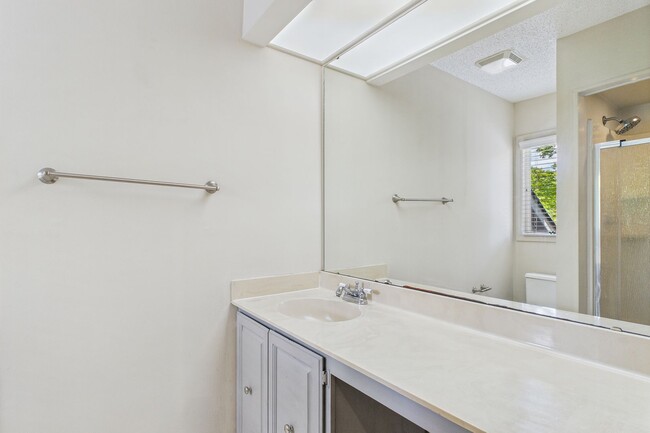 Building Photo - Charming 3-Bedroom Townhome in Sunset Woods