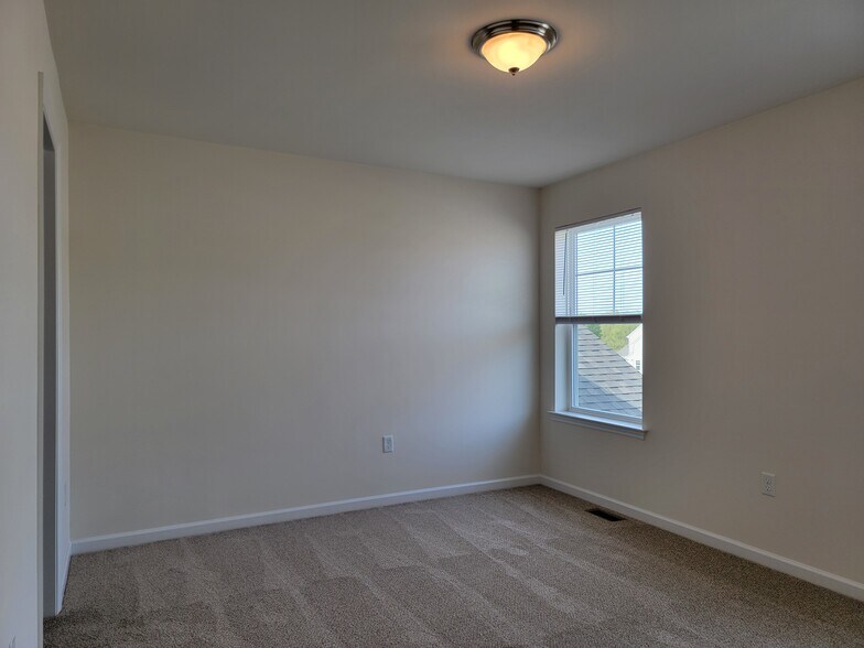 Building Photo - 62 Rollins Ln