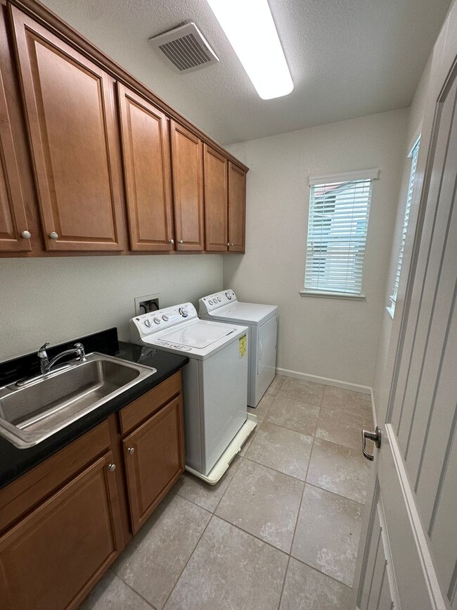Building Photo - Beautiful 4 Bedroom, 3 Bath Mountain House...