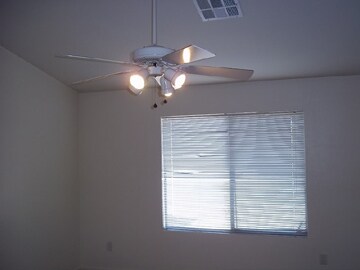 Building Photo - Available Early Dec! 4 BR 2 Bath Home! Cor...