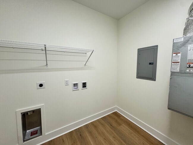 Building Photo - THE CROWN AT CORNESTONE