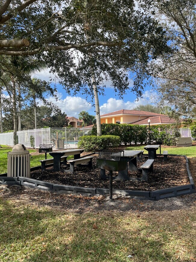 Building Photo - 151 SW Palm Dr