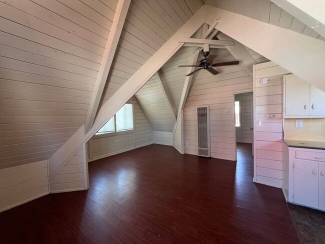Building Photo - Cozy 1 Bedroom Apartment Located Near Free...