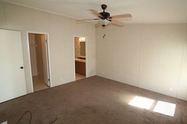 Building Photo - 3 bedroom in centralized location