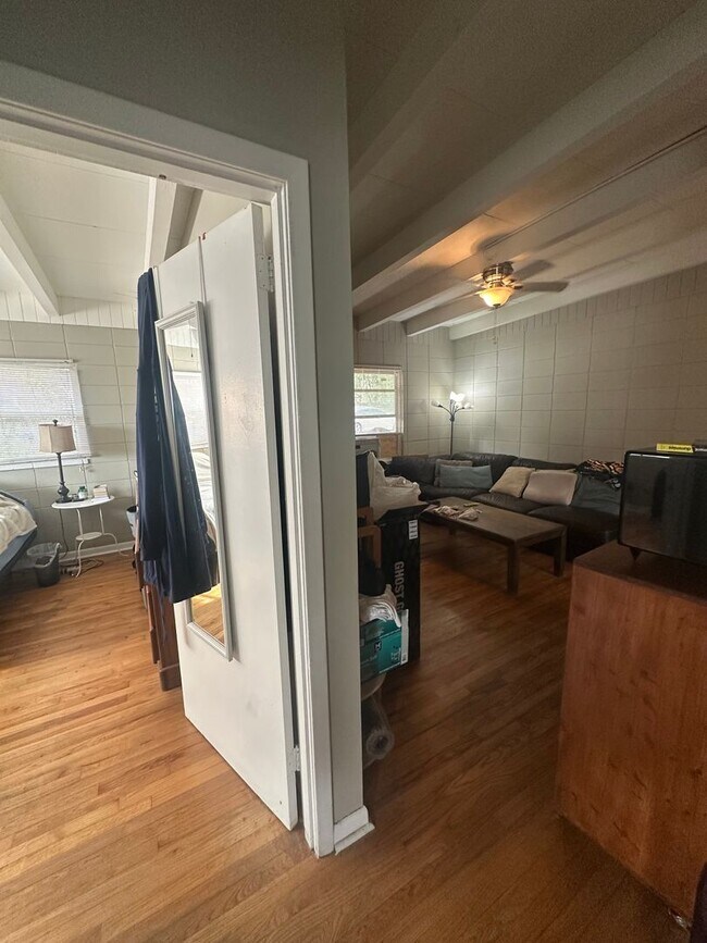 Building Photo - 717 Edgewood St