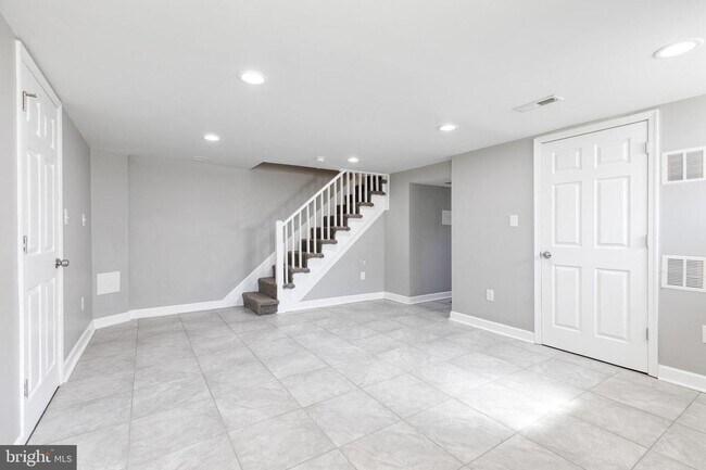 Building Photo - Welcome to this beautifully renovated 4bd 2bth end-of-group townhome in Baltimore!