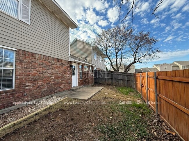 Building Photo - West Norman 3 Bed 2 Bath Garden home!