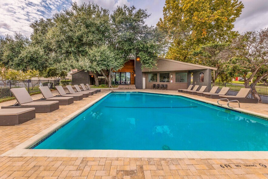 Cornerstone at Overlook 4934 Woodstone Dr San Antonio TX 78230