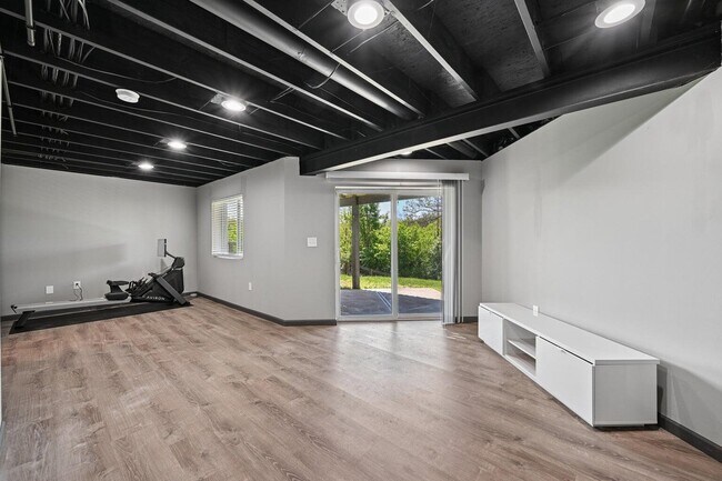 Building Photo - 10133 Meadow Glen Dr