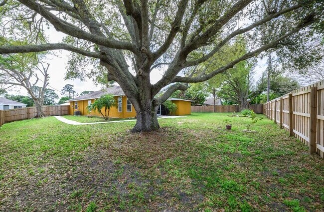 Building Photo - 353 NW Ferris Dr
