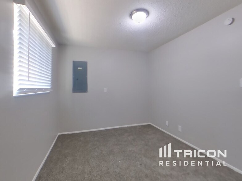 Building Photo - 1725 Hiawatha Dr NE
