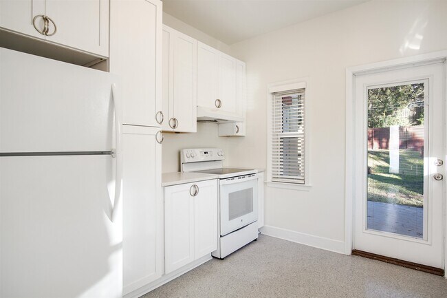 Building Photo - 1647 Lake Ella Dr