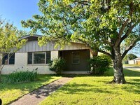 Building Photo - 4 Bedroom Updated Spacious Home!