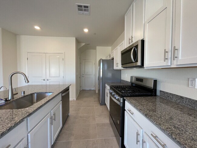 Building Photo - 4 BED 2.5 BATH 2 CAR GARAGE SINGLE FAMILY HOME IN CADENCE, HENDERSON w/ LARGE BACKYARD