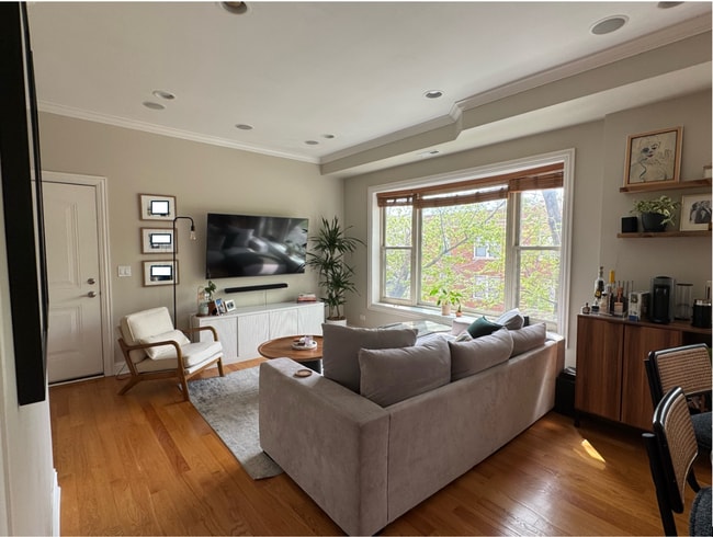 Building Photo - Roscoe Village, Sun-drenched and south-facing, 2-bedroom condo