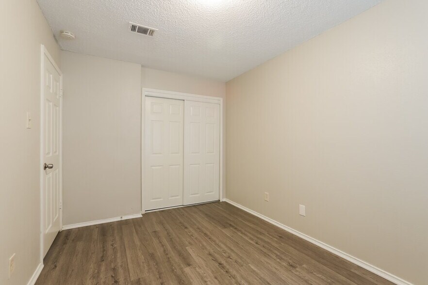 Building Photo - 6395 Crossway Dr