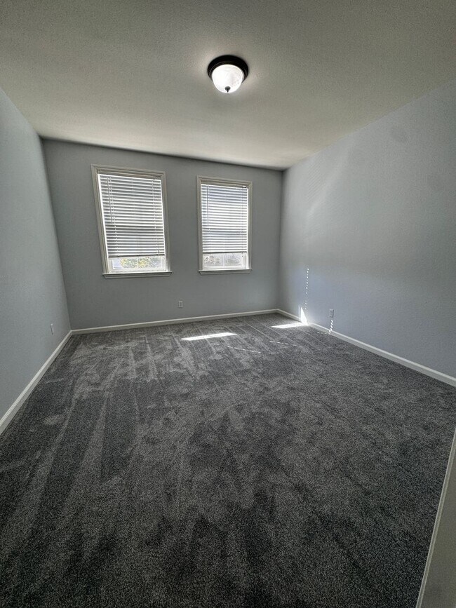 Building Photo - Spacious 4 bedroom near shopping and schools!