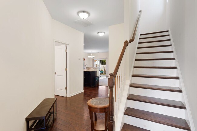 Building Photo - Incredible 3be/2.5ba House In Quiet Neighb...
