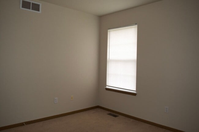 Building Photo - Nice 4 Bed 3 Bath Duplex!