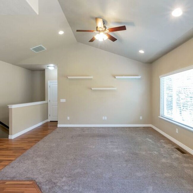 Building Photo - 1848 Woodview Dr W