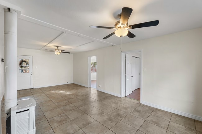 Building Photo - Charming 2 Bedroom, 1 Bathroom Back Unit with Private Yard — Close to Downtown