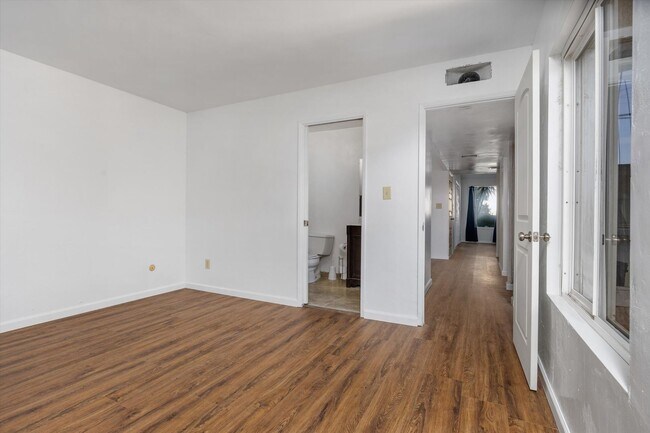 Building Photo - Spacious Condo Near Bakersfield College – Prime Location!