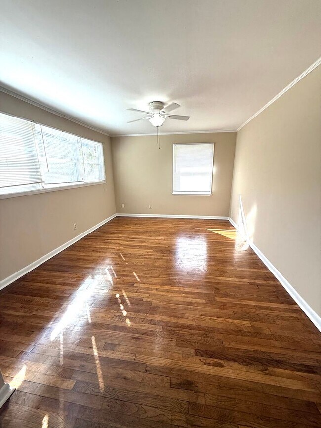 Building Photo - ** 3 bed 1 bath located in Forest Hills ** Call 334-366-9198 to schedule a self showing